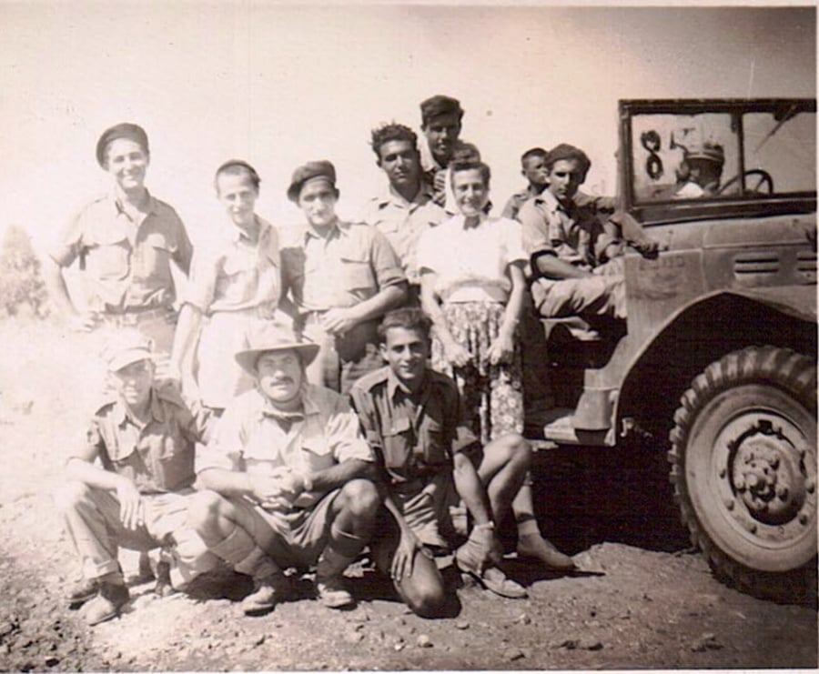 הרבי - שלישי משמאל. מנרה 1948
