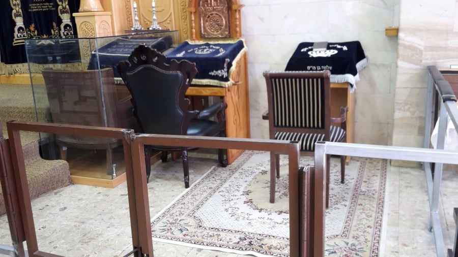 משמאל: הכסא של המקור ברוך, הכסא של האדמו"ר זצ"ל והכסא החדש של האדמו"ר שליט"א