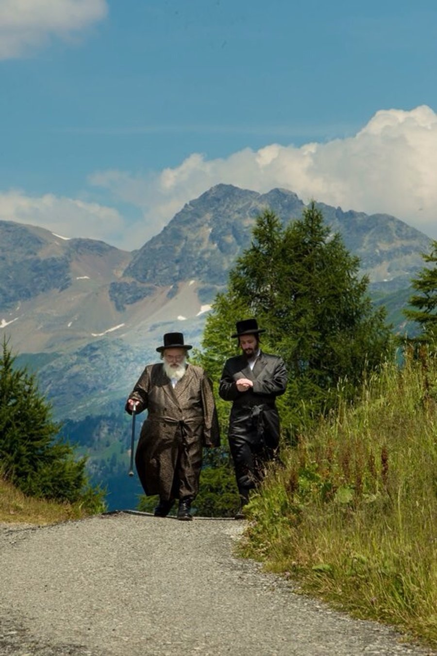 תיעוד מרהיב: האדמו"ר מויז'ניץ נופש בשוויץ ומטייל בהרים