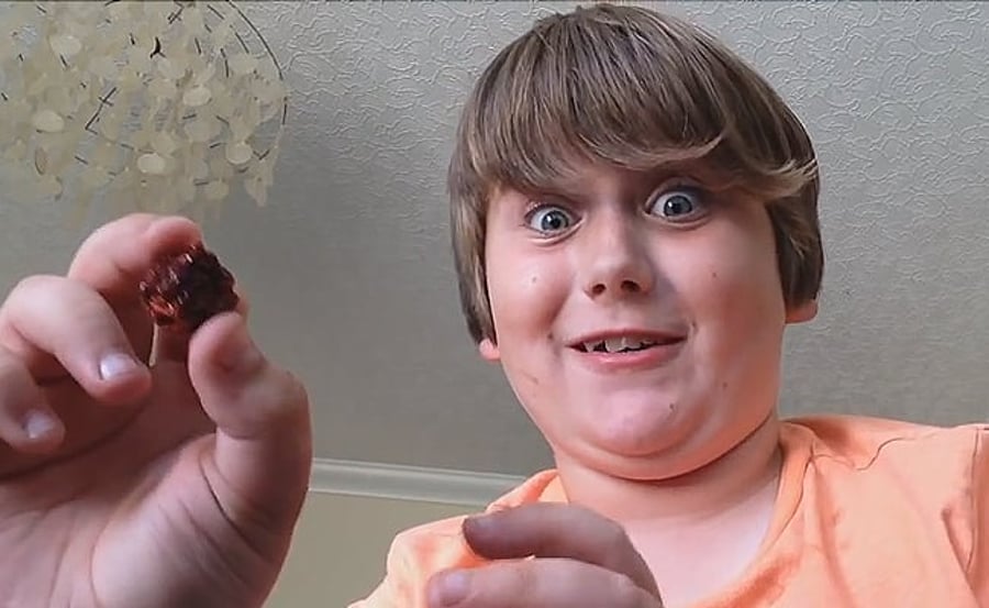 צפו: ילד סקוטי בן 9 אוכל את הפלפל החריף ביותר בעולם