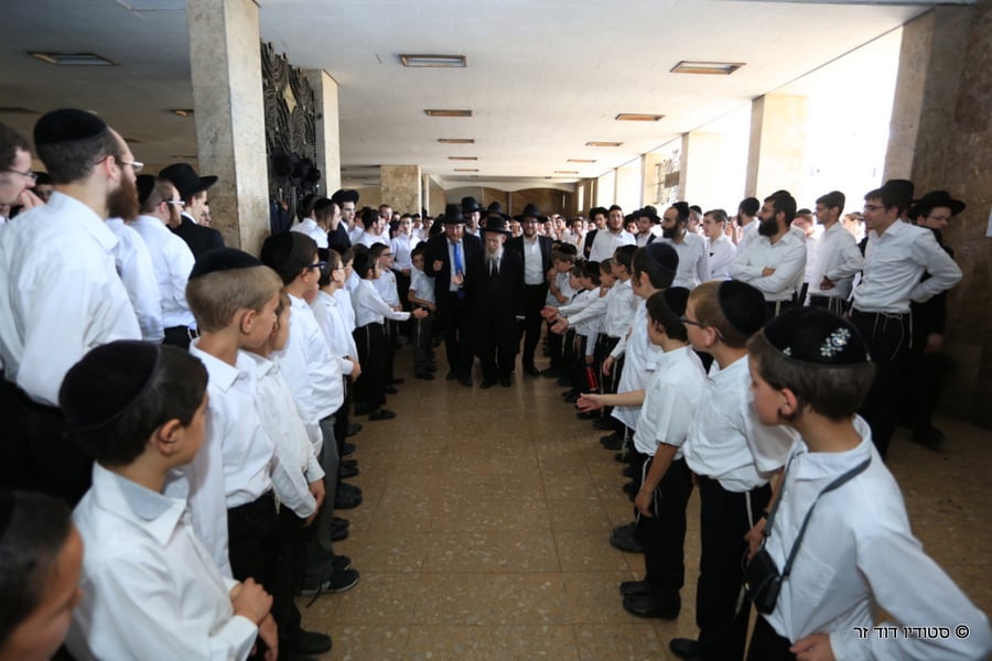 תלמידי החיידר הירושלמי ביקרו בפוניבז'. צפו