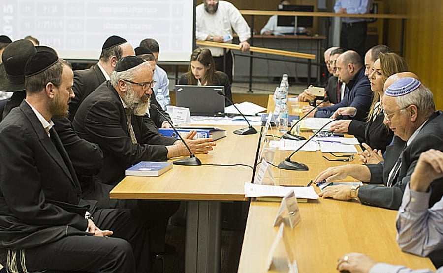 משמאל: אנשי 'יהדות התורה' אברמי יוסטמן ואברהם ובר בוועדת הבחירות