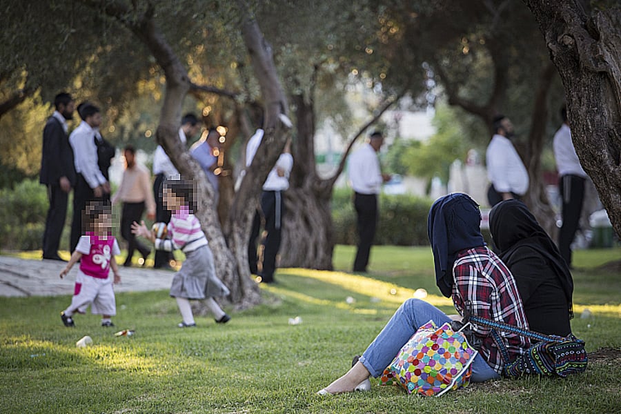 החרדים התפללו בפארק והמוסלמיות ישבו וצפו • תמונות