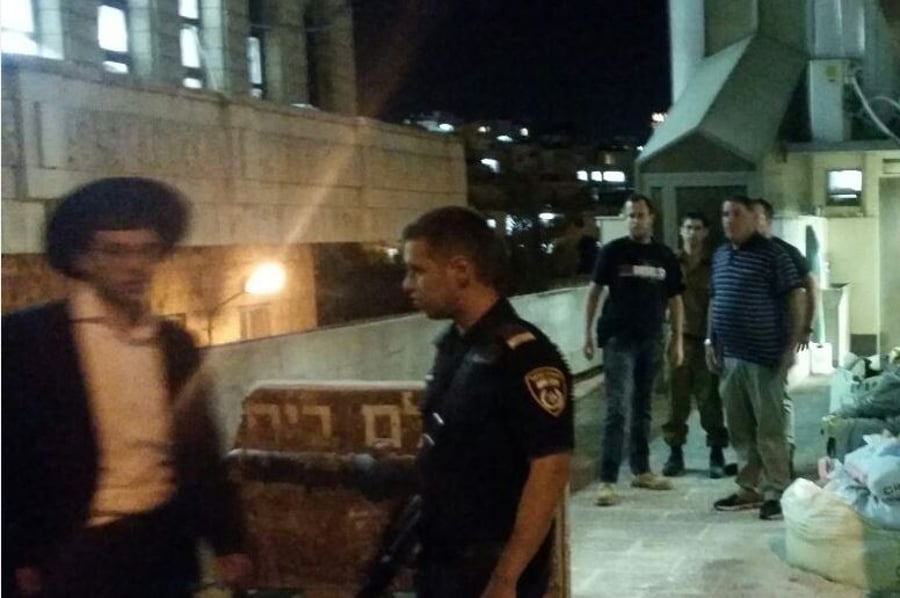 החייל מחולץ מבית הכנסת על ידי בלשי משטרה, הערב