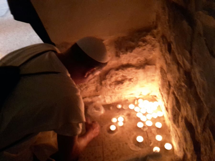 תיעוד: מאות עם הגר"מ גרוס בקבר יוסף
