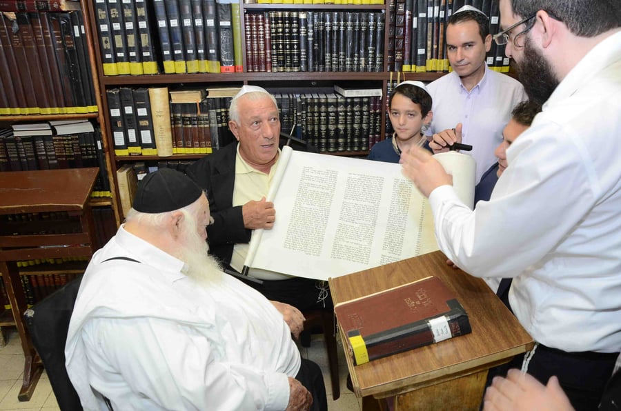ארבעה ספרי תורה יוכנסו לבית הכנסת הגדול • תיעוד מכתיבת האותיות