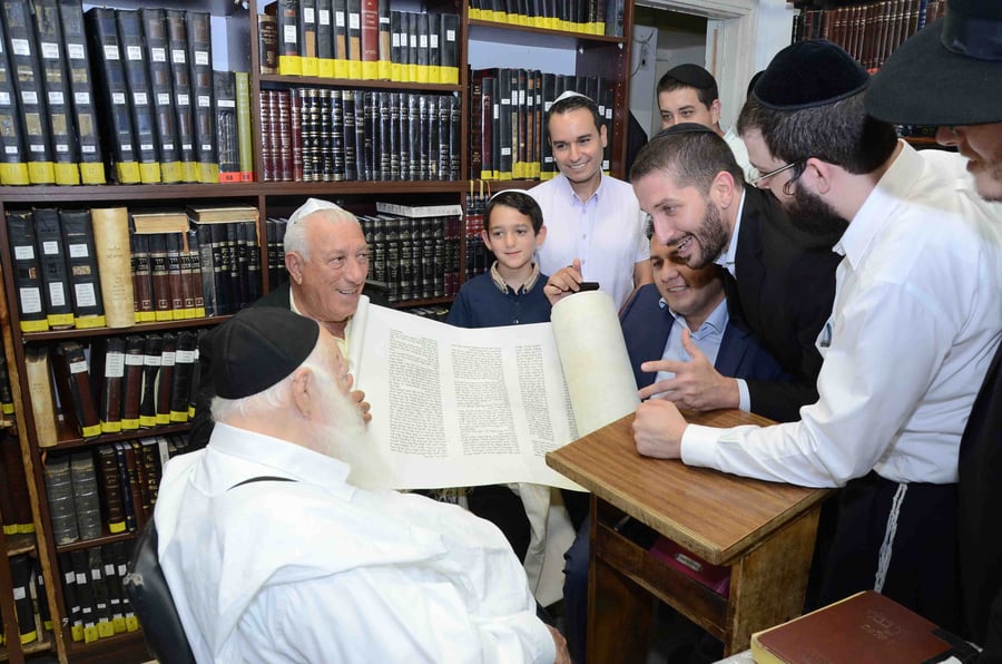 ארבעה ספרי תורה יוכנסו לבית הכנסת הגדול • תיעוד מכתיבת האותיות