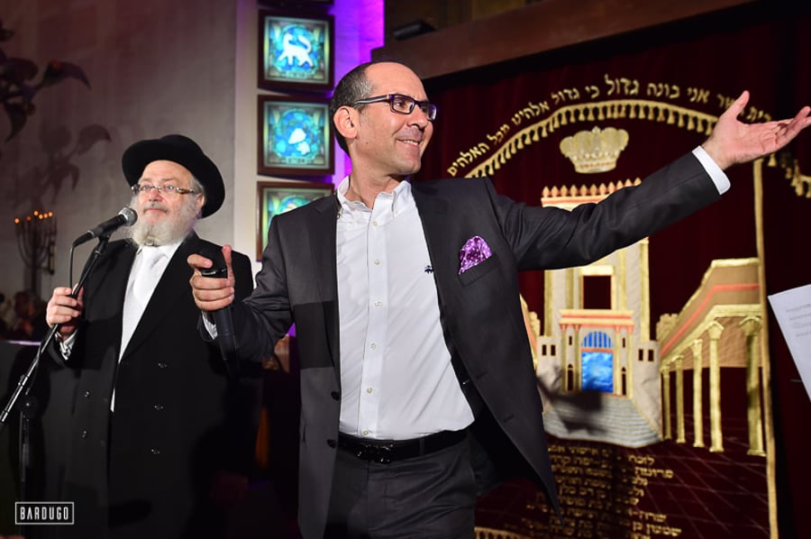 גלריה מרהיבה: ספרי תורה הוכנסו לבית הכנסת הגדול