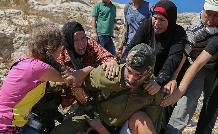 נשים פלסטיניות תועדו מכות חייל צה"ל בנבי סלאח