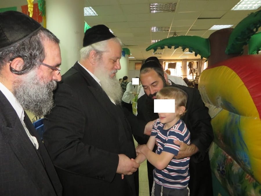 צפו: גדולי ישראל ביקרו ילדים מיוחדים