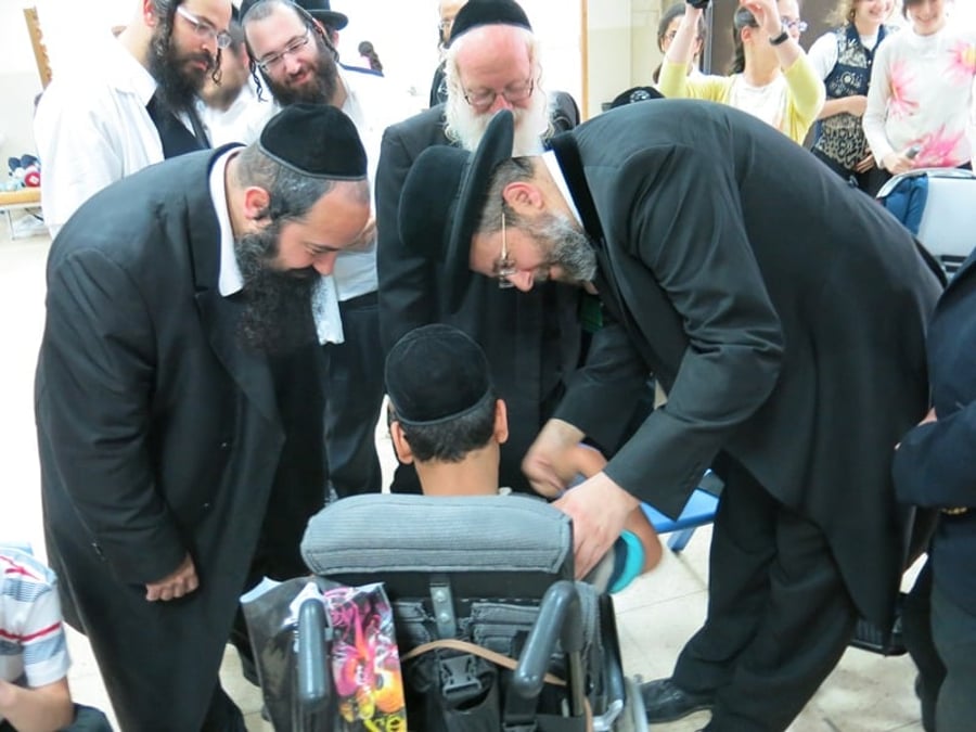 צפו: גדולי ישראל ביקרו ילדים מיוחדים