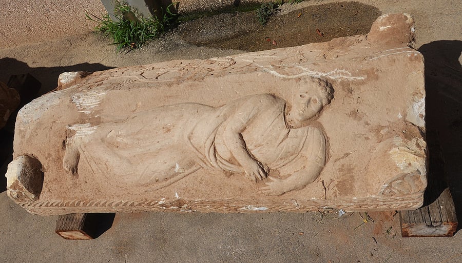 קבלנים הסתירו ארון קבורה מפואר שמצאו באתר בנייה באשקלון • צפו