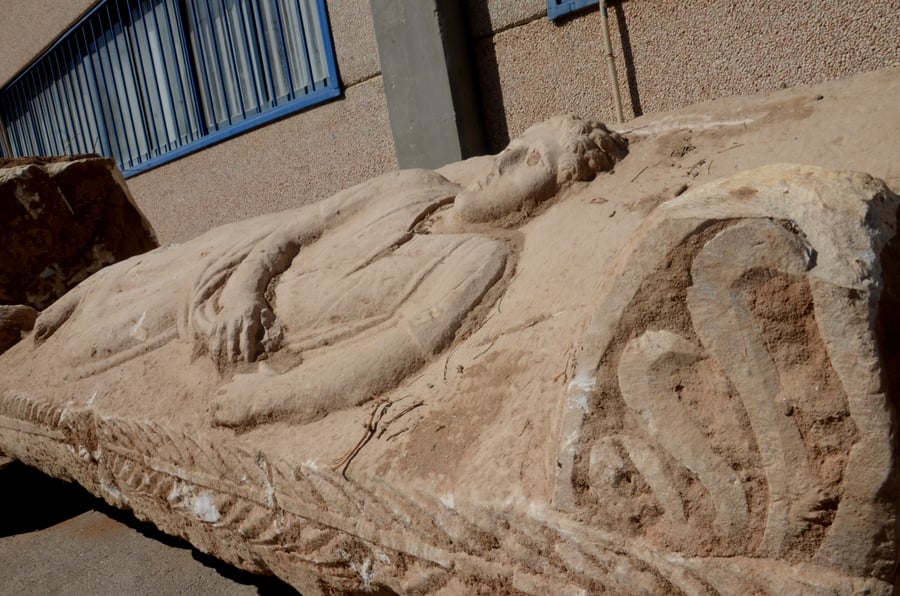 קבלנים הסתירו ארון קבורה מפואר שמצאו באתר בנייה באשקלון • צפו