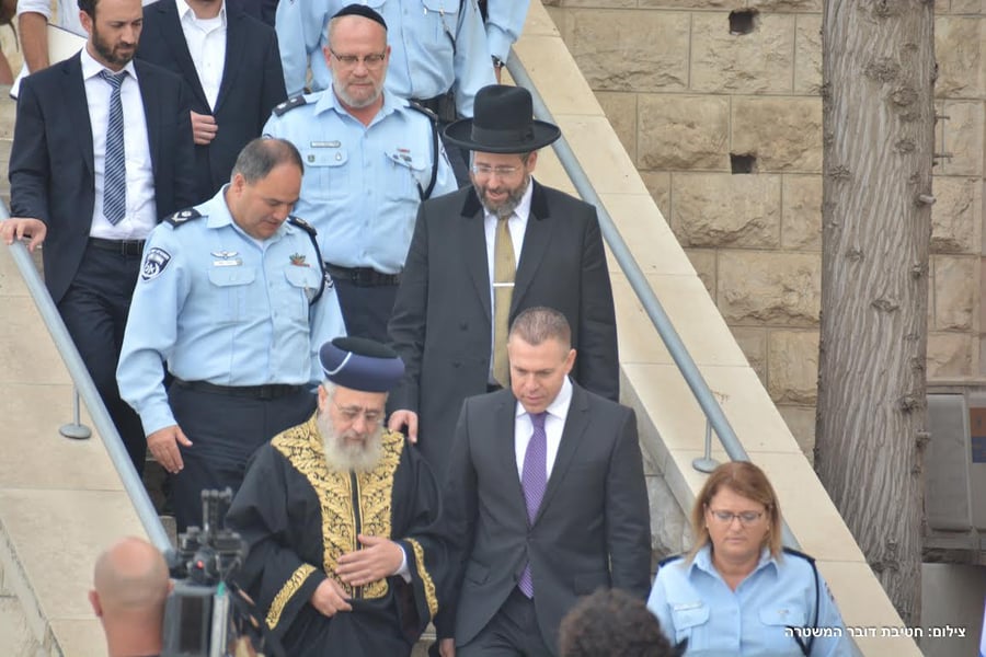 הרבנים הראשיים השתתפו בטקס הרמת כוסית במשטרה