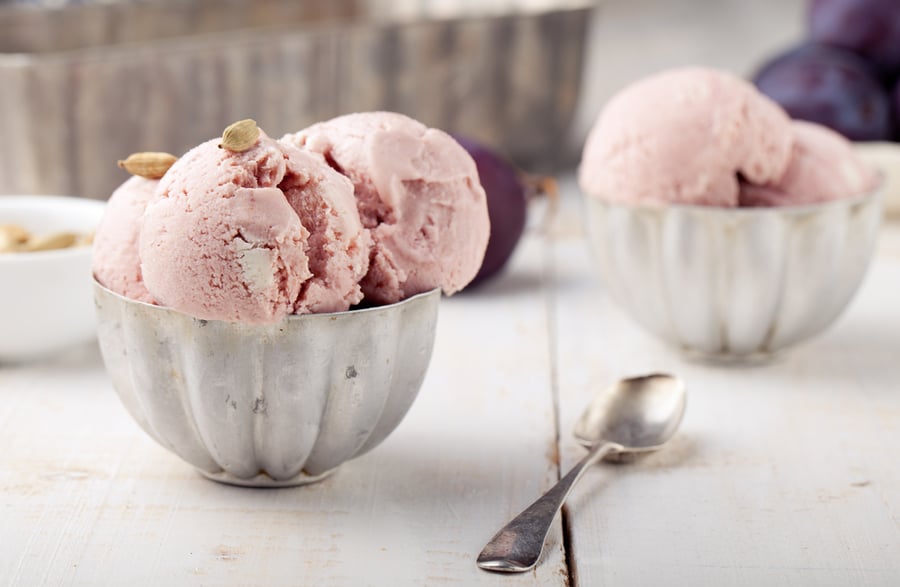 גלידת פטל אדום תוצרת בית חלבית או פרווה, לבחירתכם