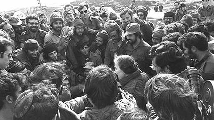 ראש הממשלה גולדה מאיר עם חיילים בחזית