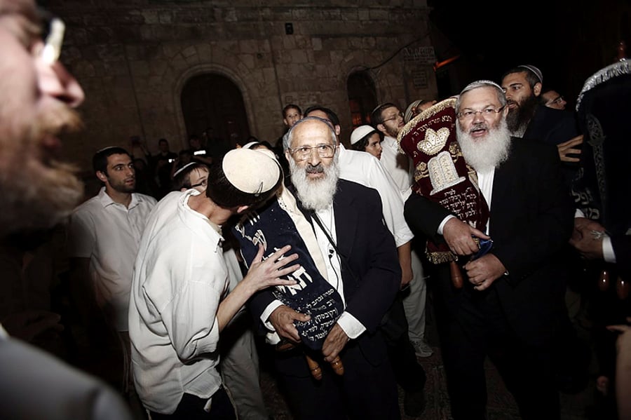 במקום הרצח: יהודים רקדו עם ספרי התורה