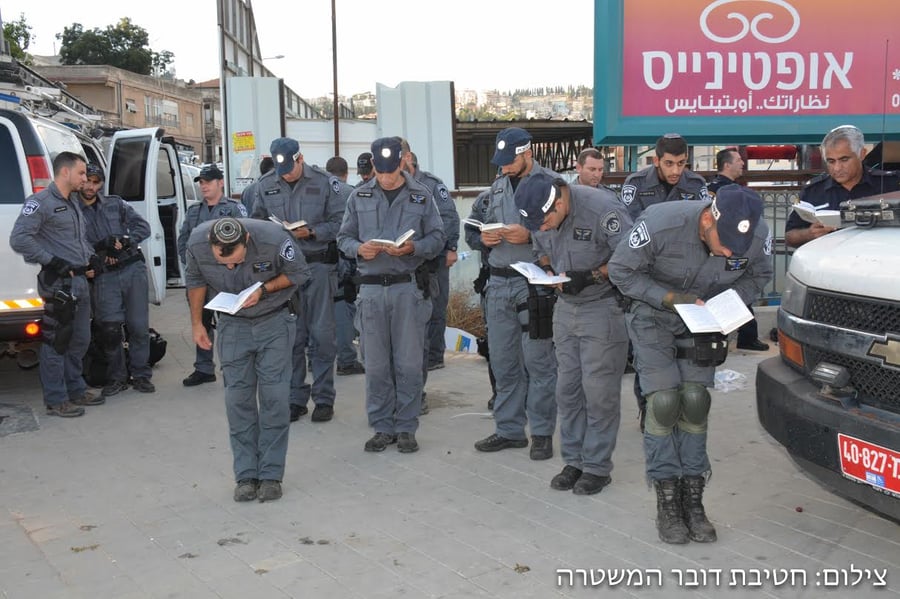 בין משימות האבטחה: שוטרי יס"מ עצרו להתפלל מנחה