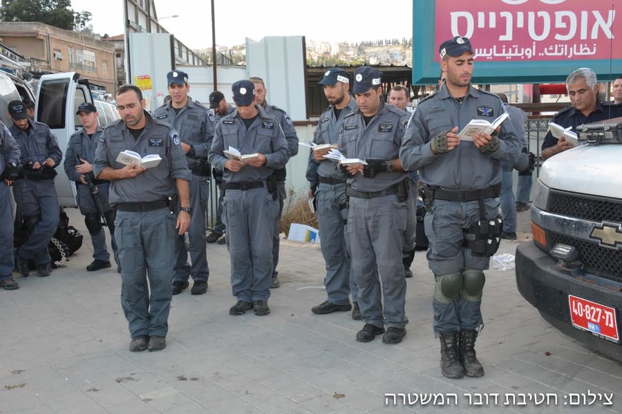 בין משימות האבטחה: שוטרי יס"מ עצרו להתפלל מנחה