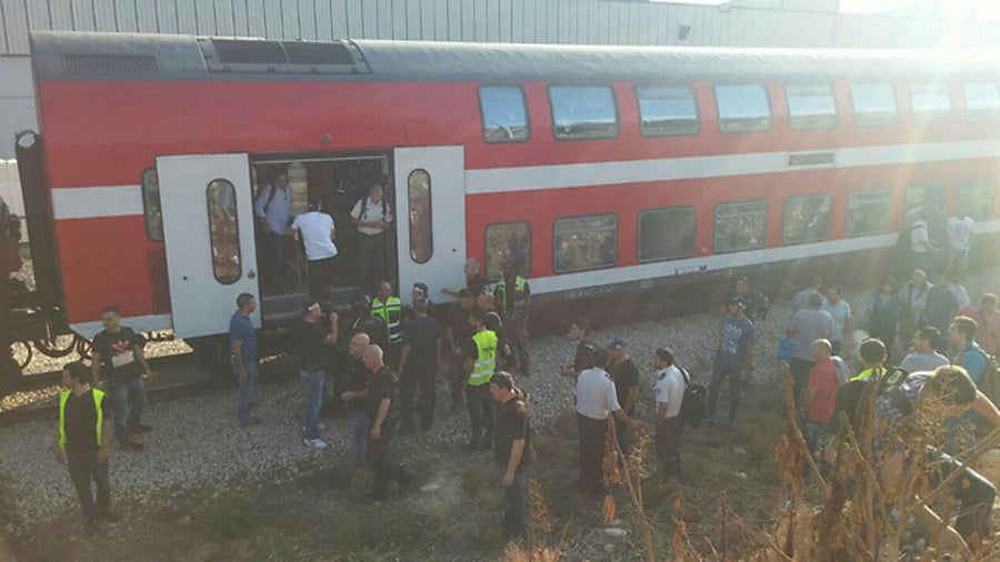 הנוסעים יורדים מהרכבת