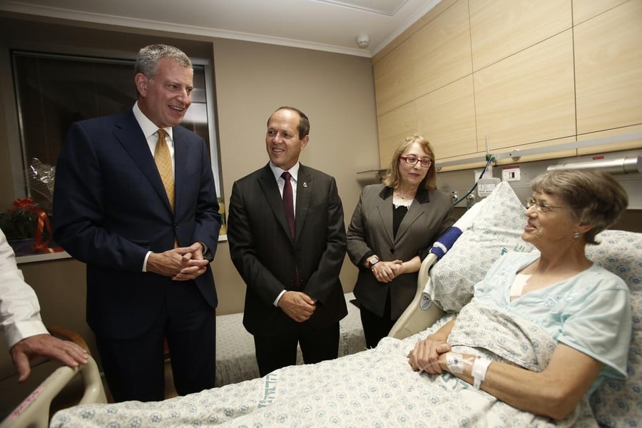 ראש עיריית ניו יורק ביקר את פצועי הפיגועים: "כשאתם מותקפים - גם אנחנו חשים מותקפים"