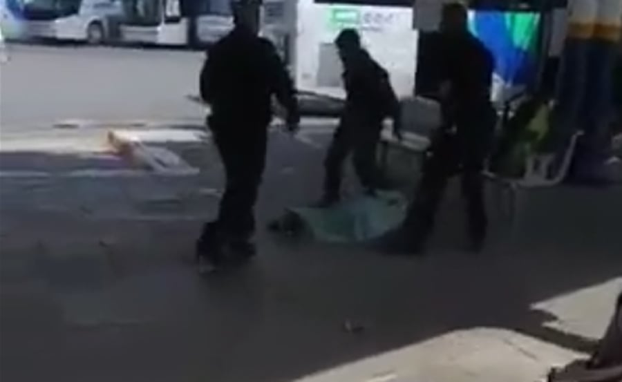 הצעירה מוטלת על רצפת התחנה, לאחר הירי