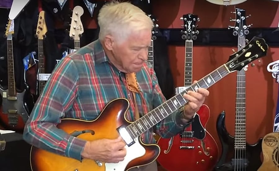 יותר ממיליון צפיות: קשיש בן 80 מנגן בגיטרה