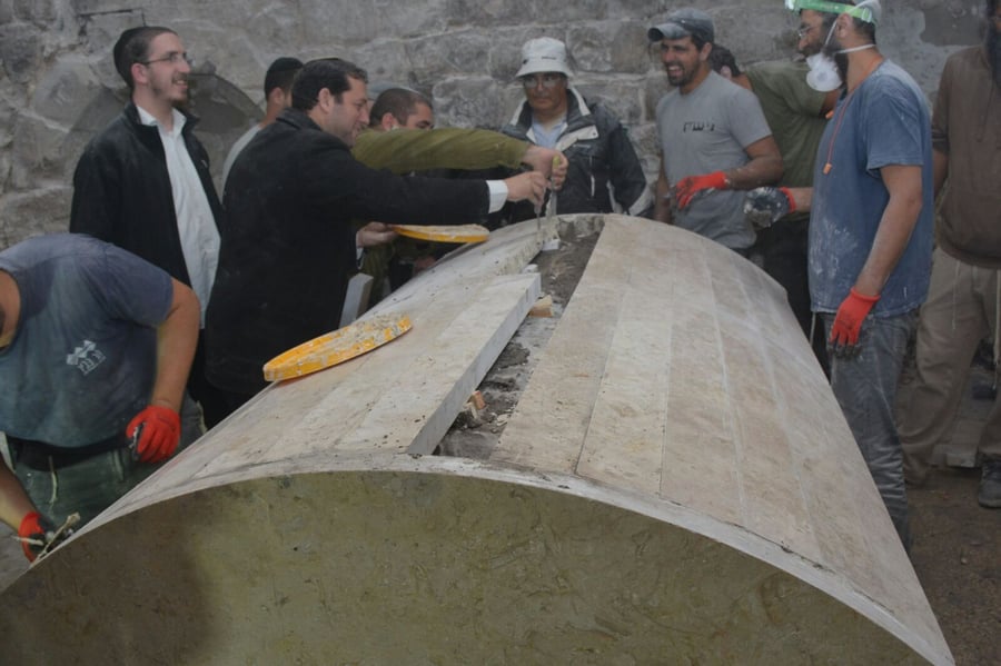 אחרי ההצתות: עשרות שיפצו את קבר יוסף בשכם