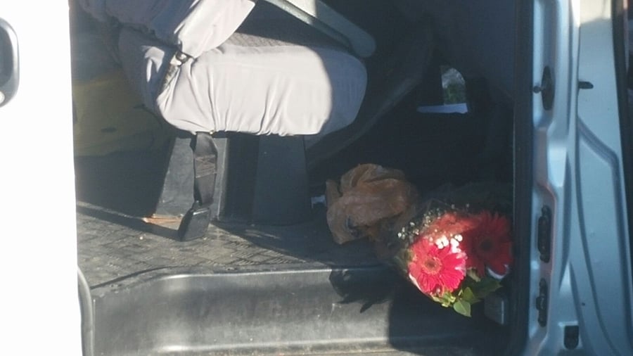 פרחים לשבת ברכב שהותקף