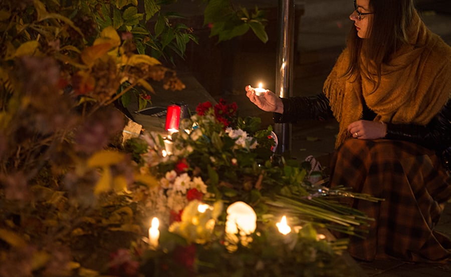 מדליקים נרות בפריז לזכר ההרוגים