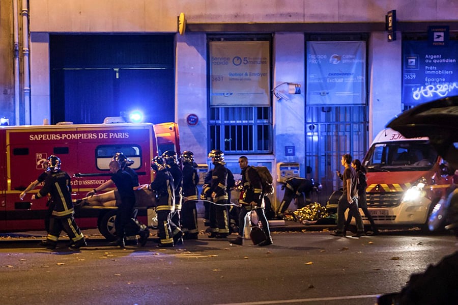 שעות לפני הפיגוע: המחבל הנמלט תועד מטייל ברחובות פריז