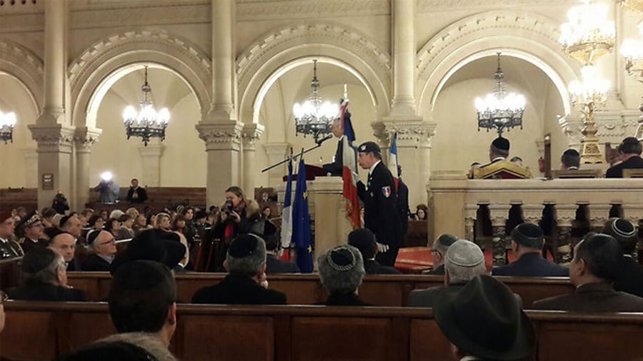 הקהילה היהודית בפריז התפללה "יזכור" ושרה ההמנון • צפו