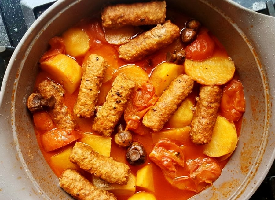 תבשיל קבב עם תפוחי אדמה ופטריות ברוטב עגבניות