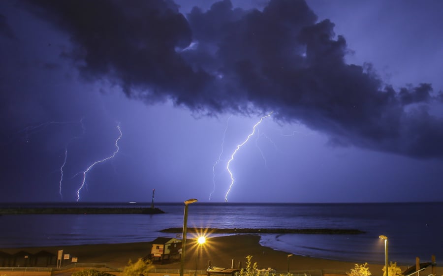 תמונות מרהיבות: סופת ברקים מעל אשקלון