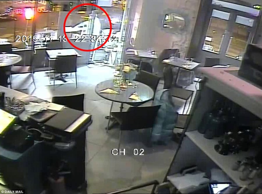 כך נראה הפיגוע בבית הקפה בפריז: המחבל יורה, נעצר והאישה נמלטת