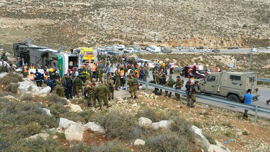 חיילת נהרגה בהתהפכות אוטובוס בבנימין, 50 חיילים נפצעו