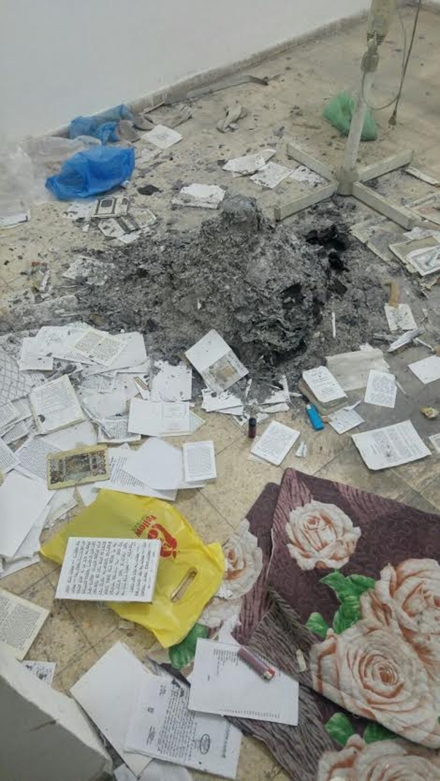זעזוע: תושב טבריה גנב ושרף עשרות סידורים