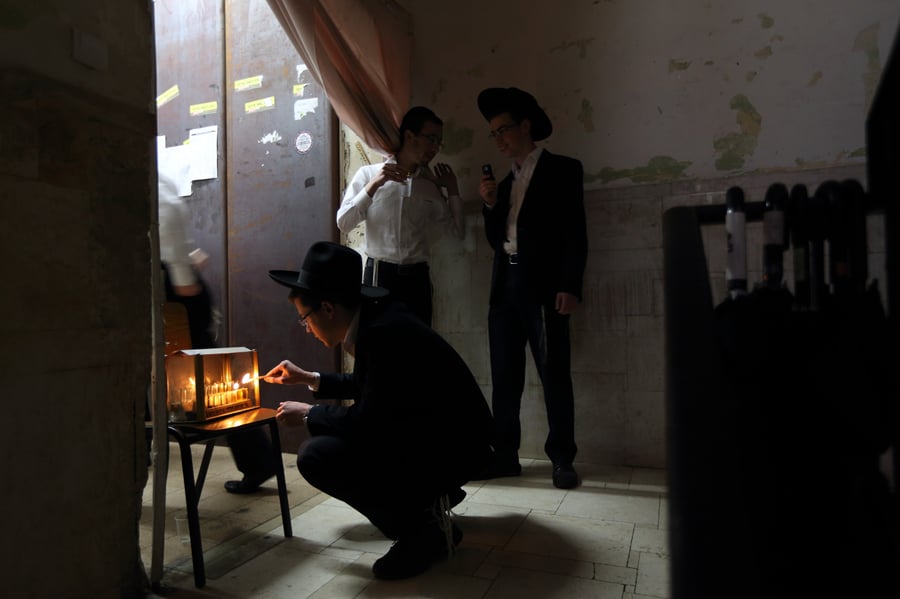 צפו: עמלי התורה בפוניבז' מדליקים נרות חנוכה