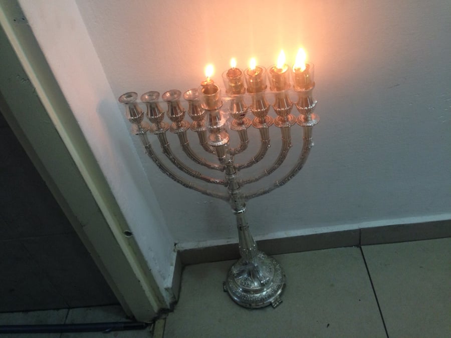 תיעוד: הרב יצחק ברדא מדליק נרות חנוכה