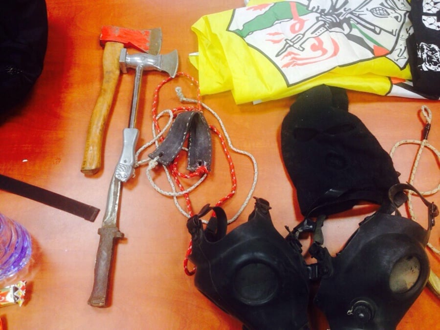 חשודים ערבים נעצרו עם נשק, אמל"ח, סמים וציוד צה"לי