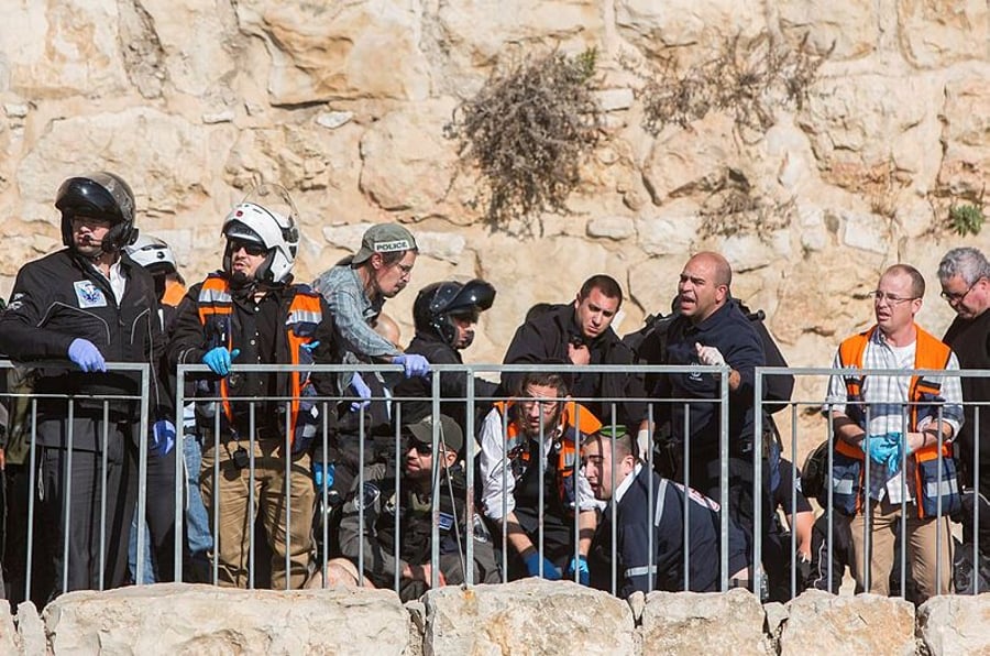 כוחות ההצלה מטפלים בפצועים בפיגוע בשער יפו, היום