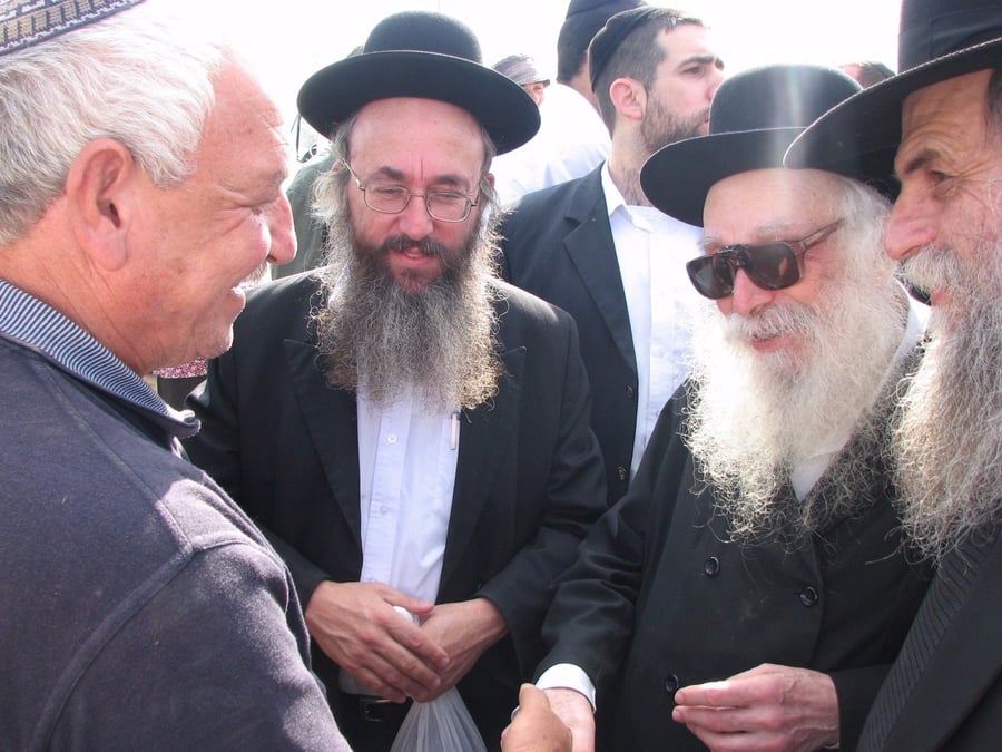 הרב שמואל קרליץ (באמצע) עם אביו הגר"נ קרליץ