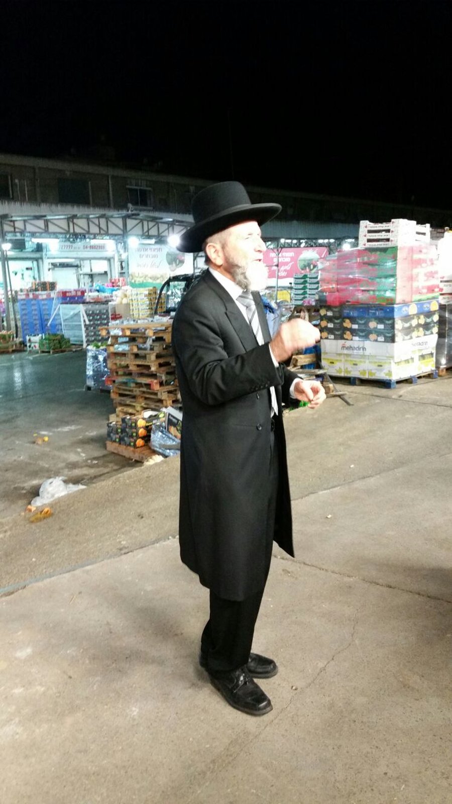 הרב אברמובסקי ערך ביקור פתע בשוק הסיטונאי בחיפה