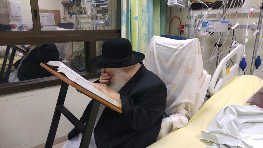 הגר"ח קנייבסקי מתפלל 'מעריב' בבית החולים