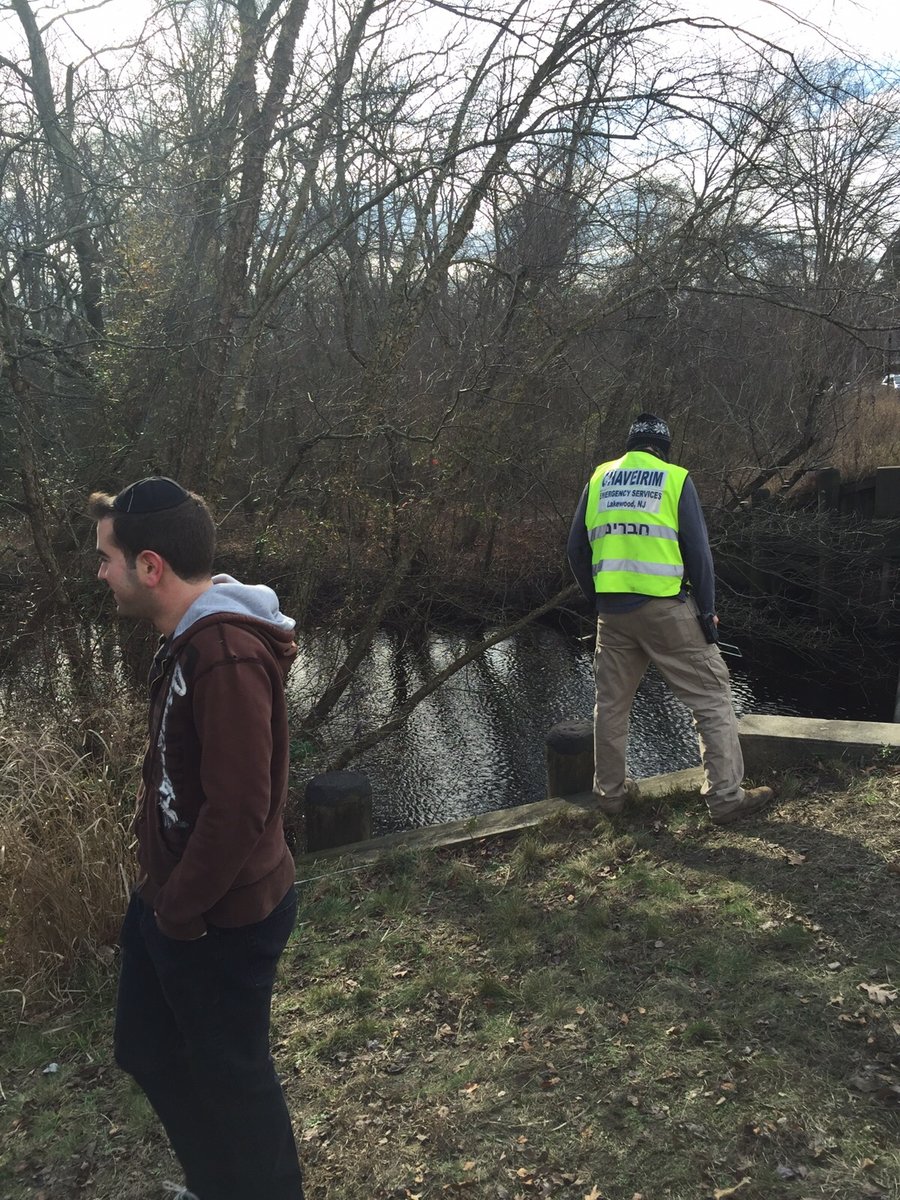 תיעוד: המתנדבים חילצו מהנהר את התיק של איש העסקים