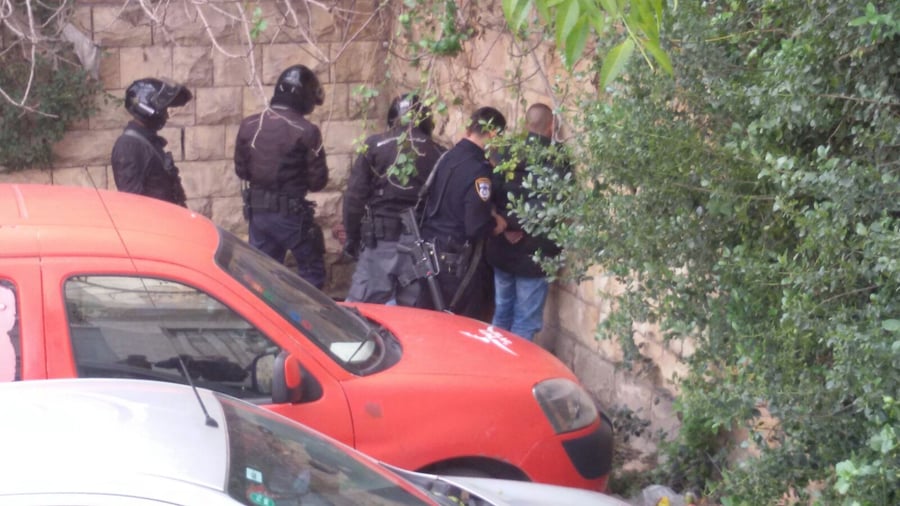 שלושה ערבים חמושים בסכינים נעצרו ליד בית כנסת בירושלים