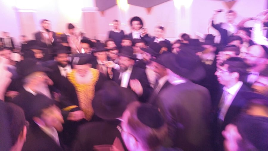 תמונות: הראשל"צ הגר"ש עמאר ואריה דרעי בריקוד משותף