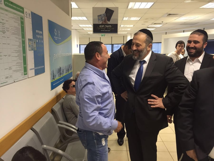 צפו: שר הפנים אריה דרעי בביקור פתע בלשכת מנהל האוכלוסין בחיפה