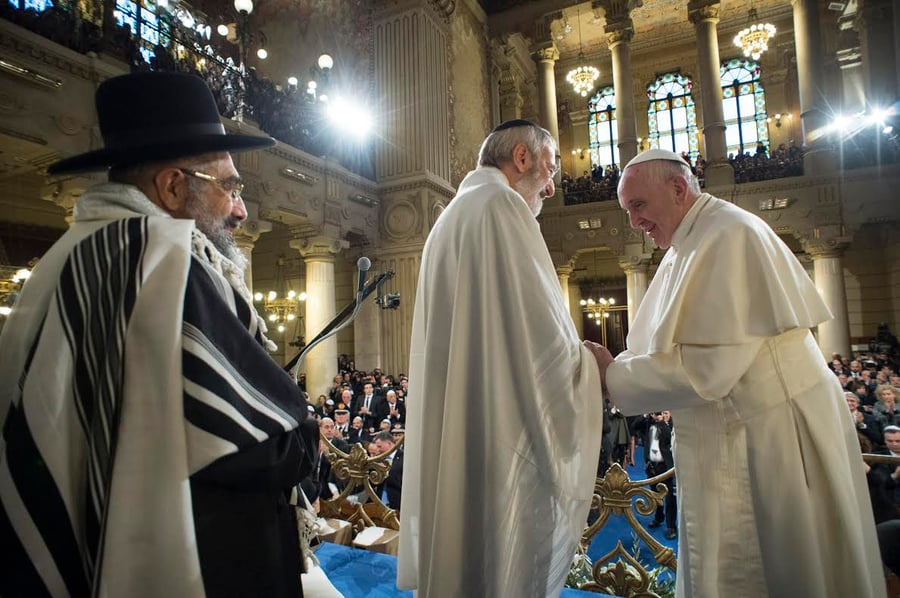 האפיפיור עם הרבנים בבית הכנסת ברומא