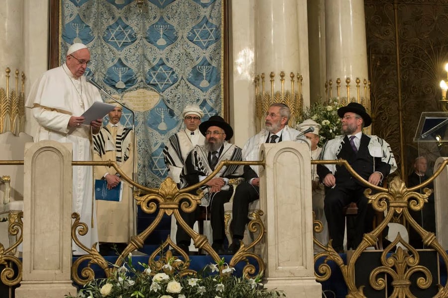 האפיפיור עם הרבנים בבית הכנסת ברומא
